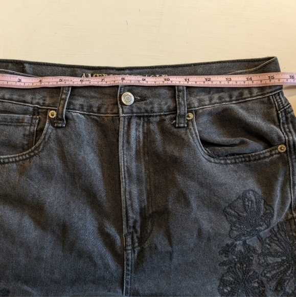 🖤 AEO Faded Black High Rise Ankle Mom Jean with Floral Embroidery, 10 - Picture 10 of 16